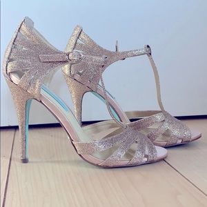 💙 Blue by Betsey Johnson Champagne Glitter Heel💙